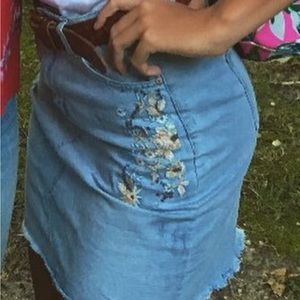 VINATGE LIGHT FADE JEAN SKIRT WITH DETAILING